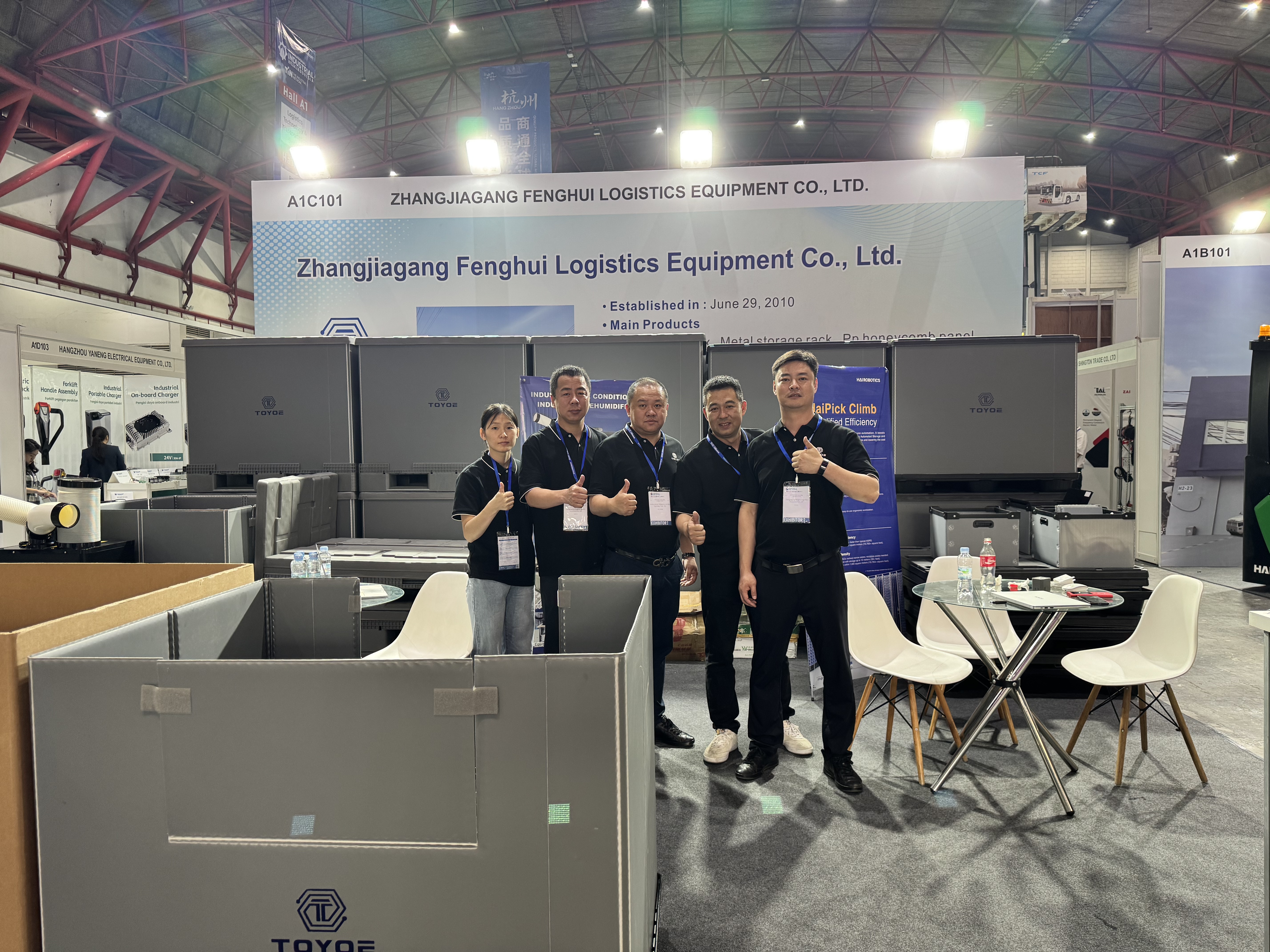 展示会での集合写真