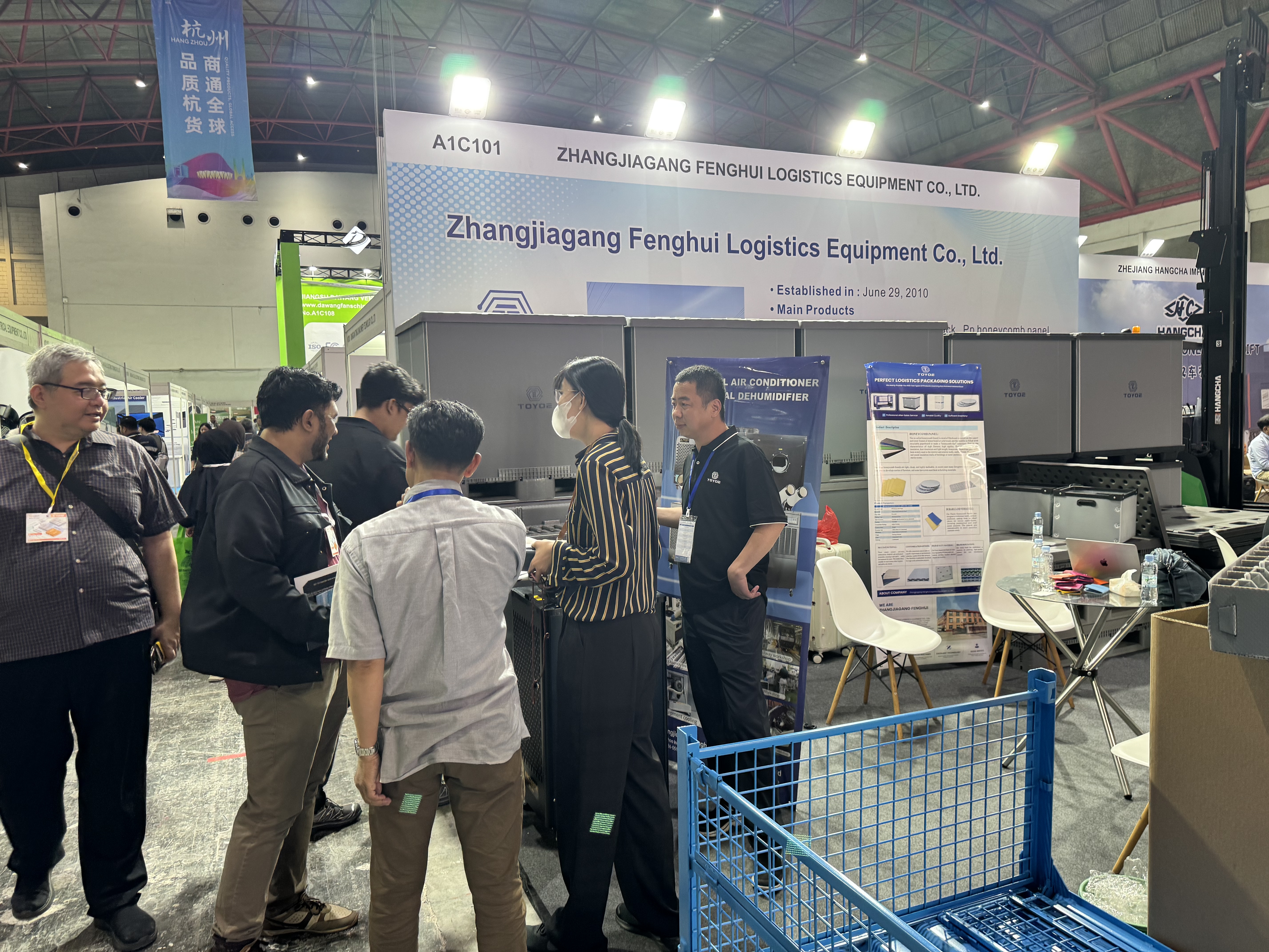 展示会での集合写真