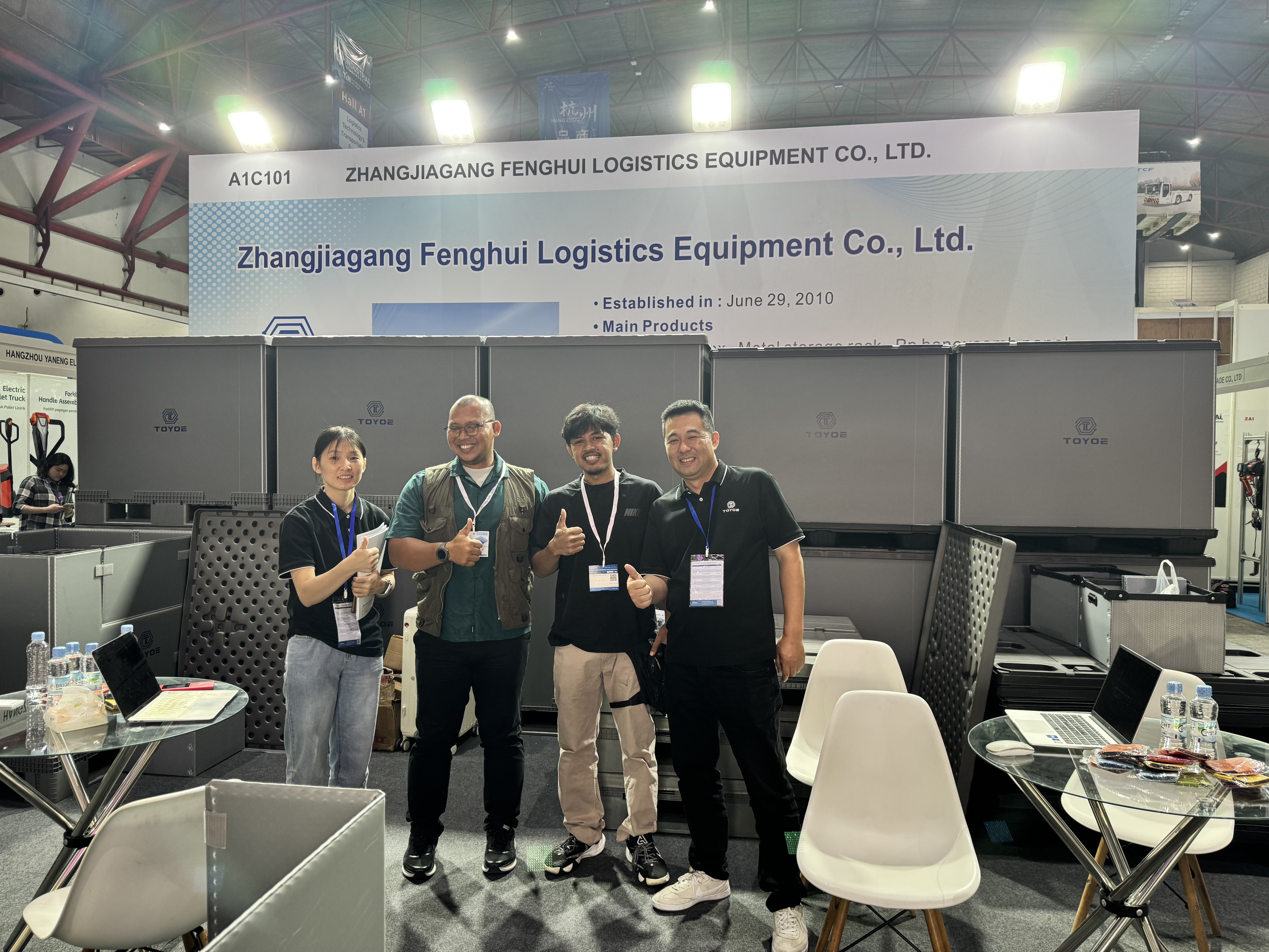 展示会での集合写真