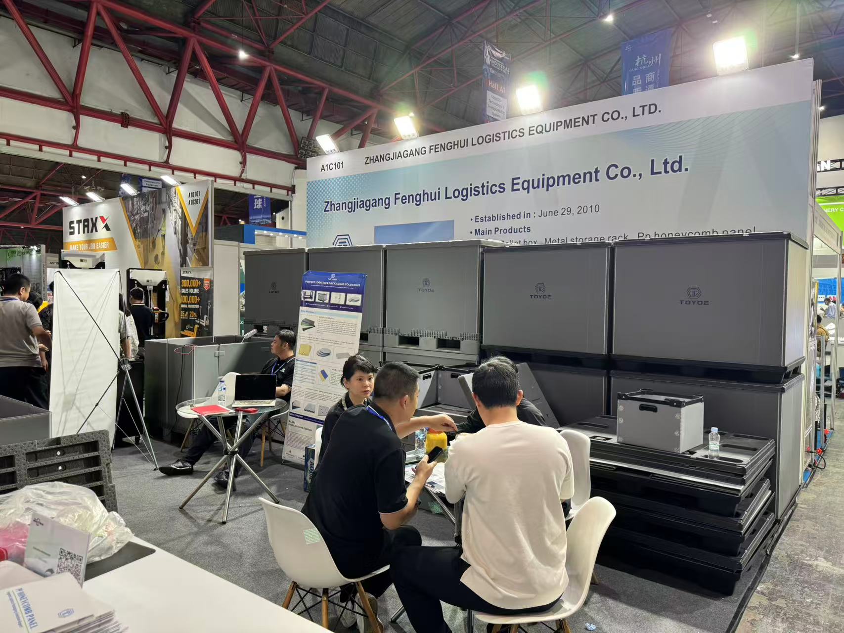 展示会での集合写真