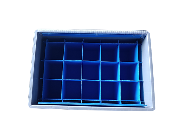 プラスチック容器を裏打ちした中空ボード