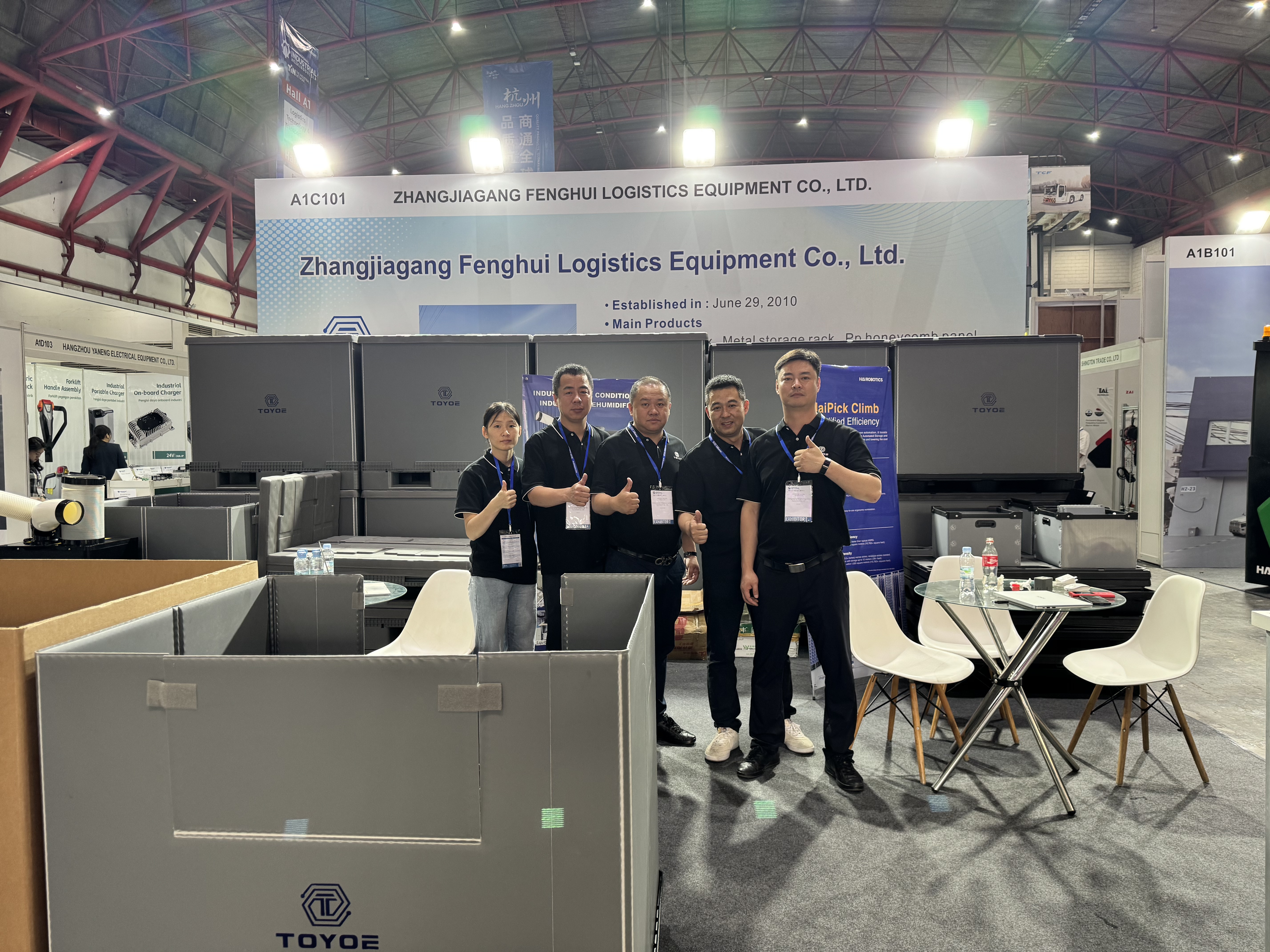 展示会での集合写真