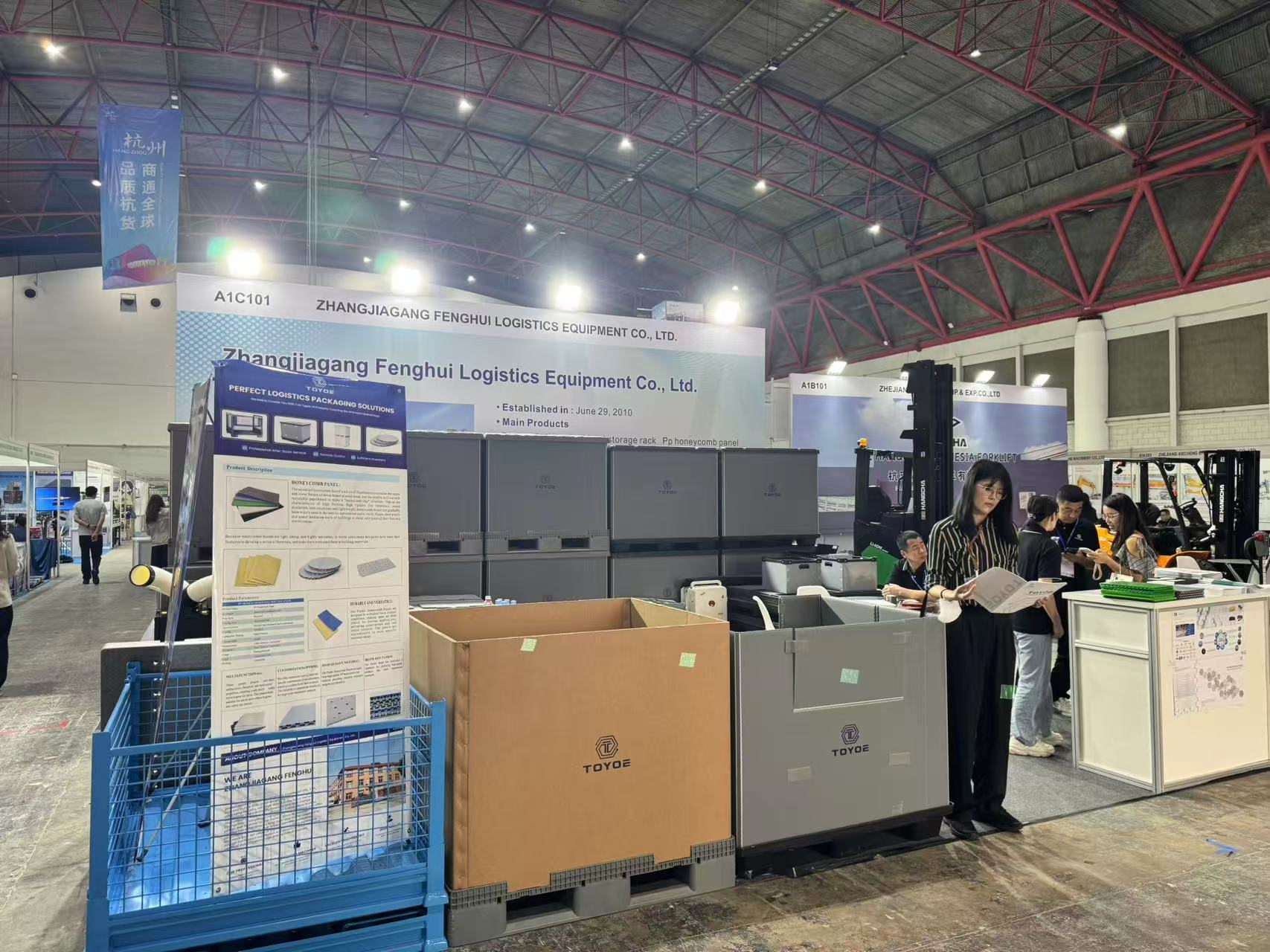 展示会での集合写真