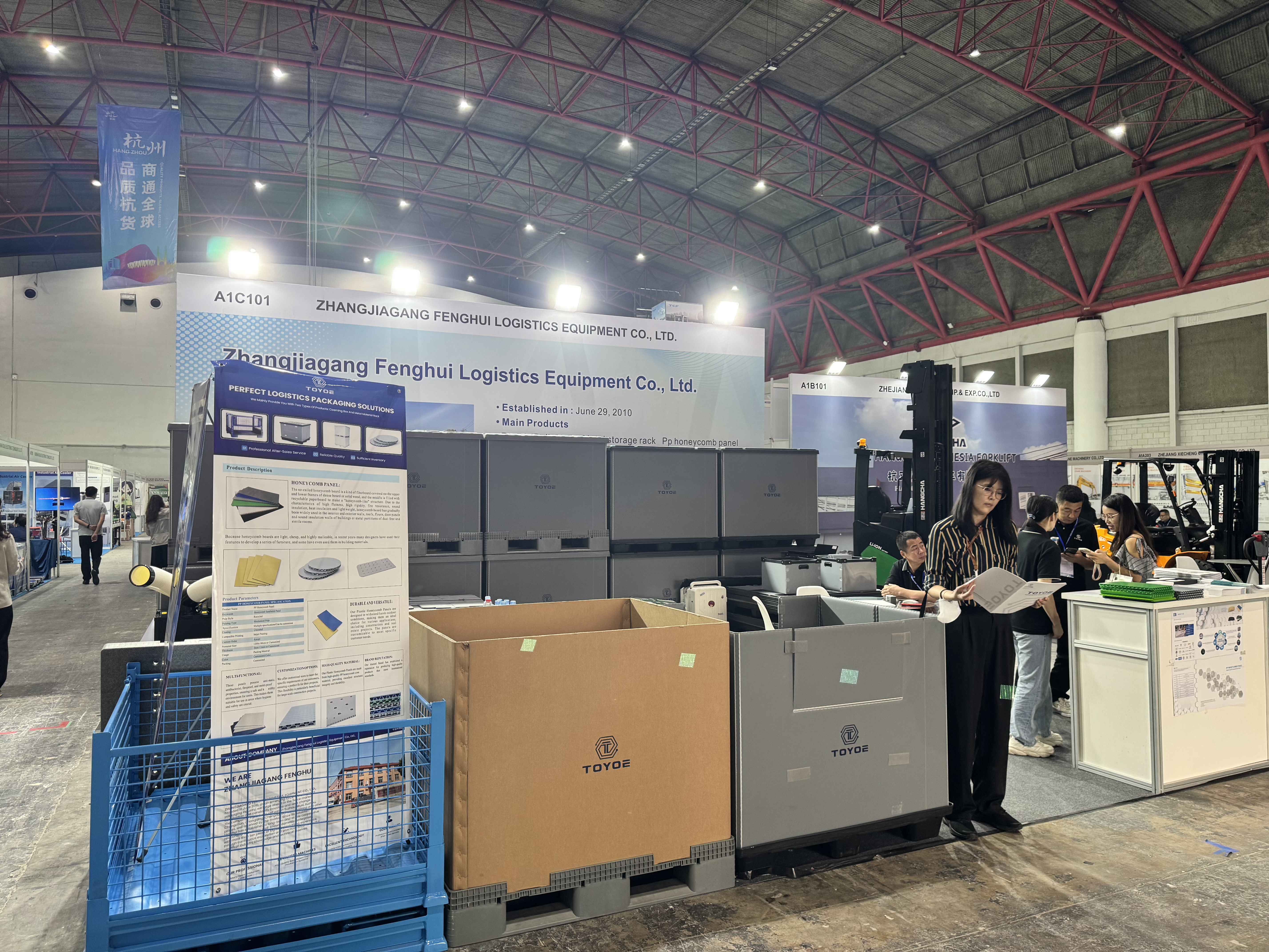 展示会での集合写真