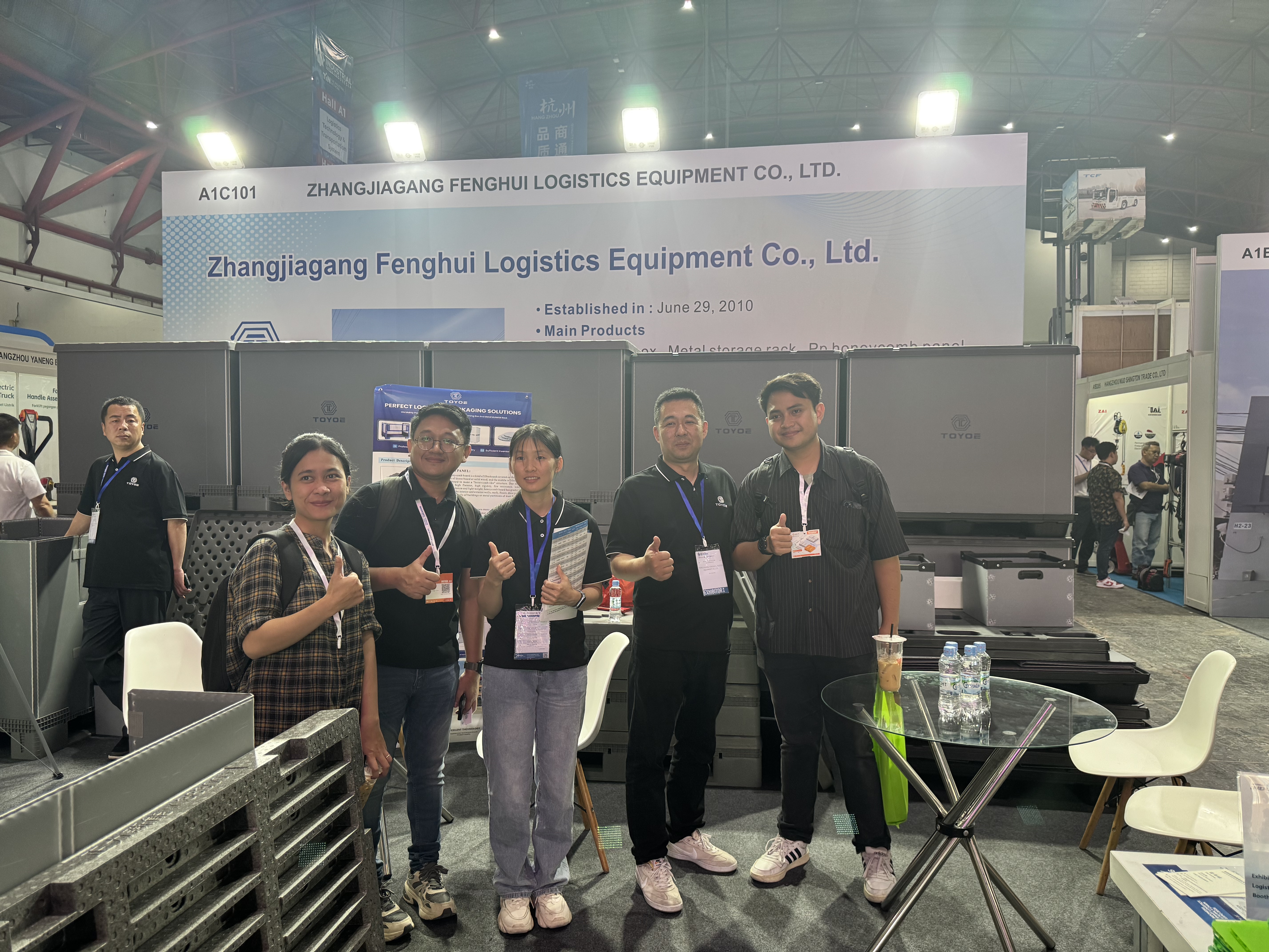 展示会での集合写真