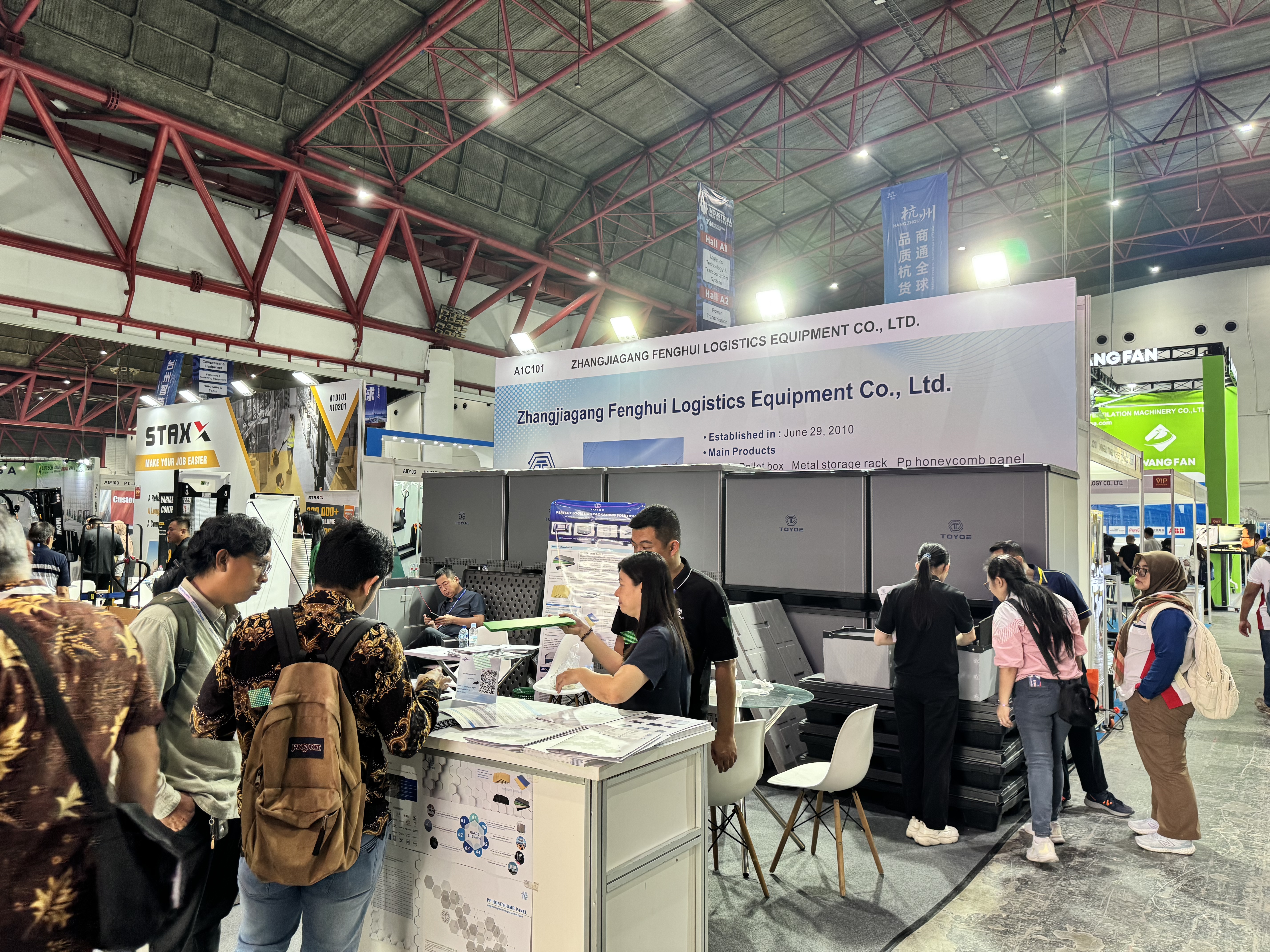 展示会での集合写真