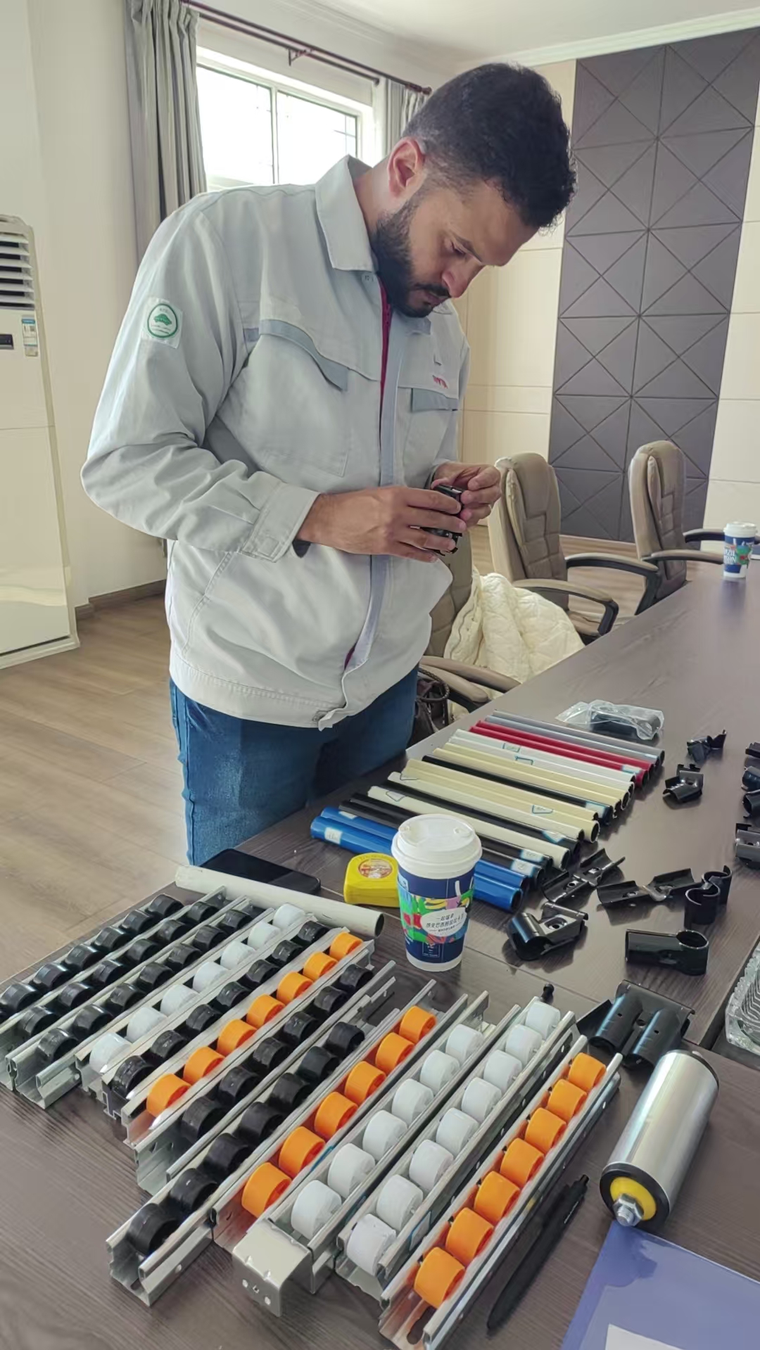 顧客は包装機器の部品を検査します