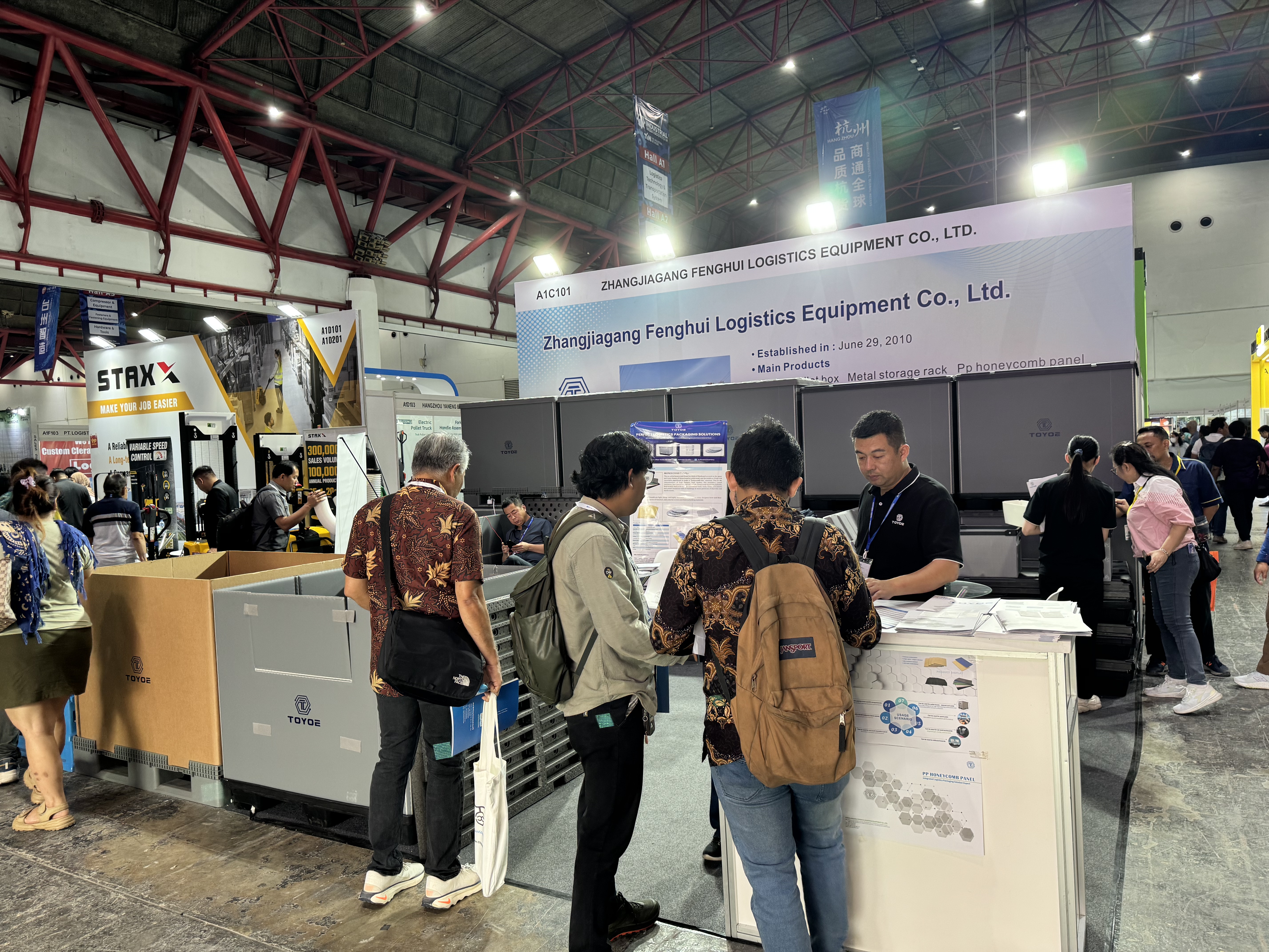 展示会での集合写真