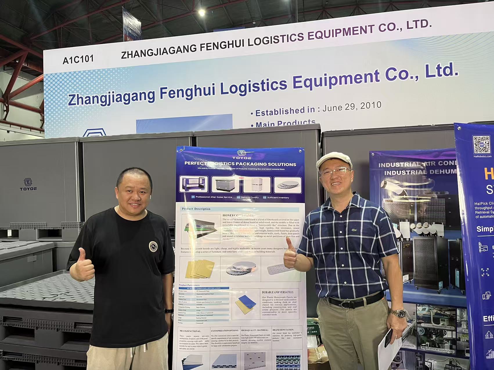 展示会での集合写真