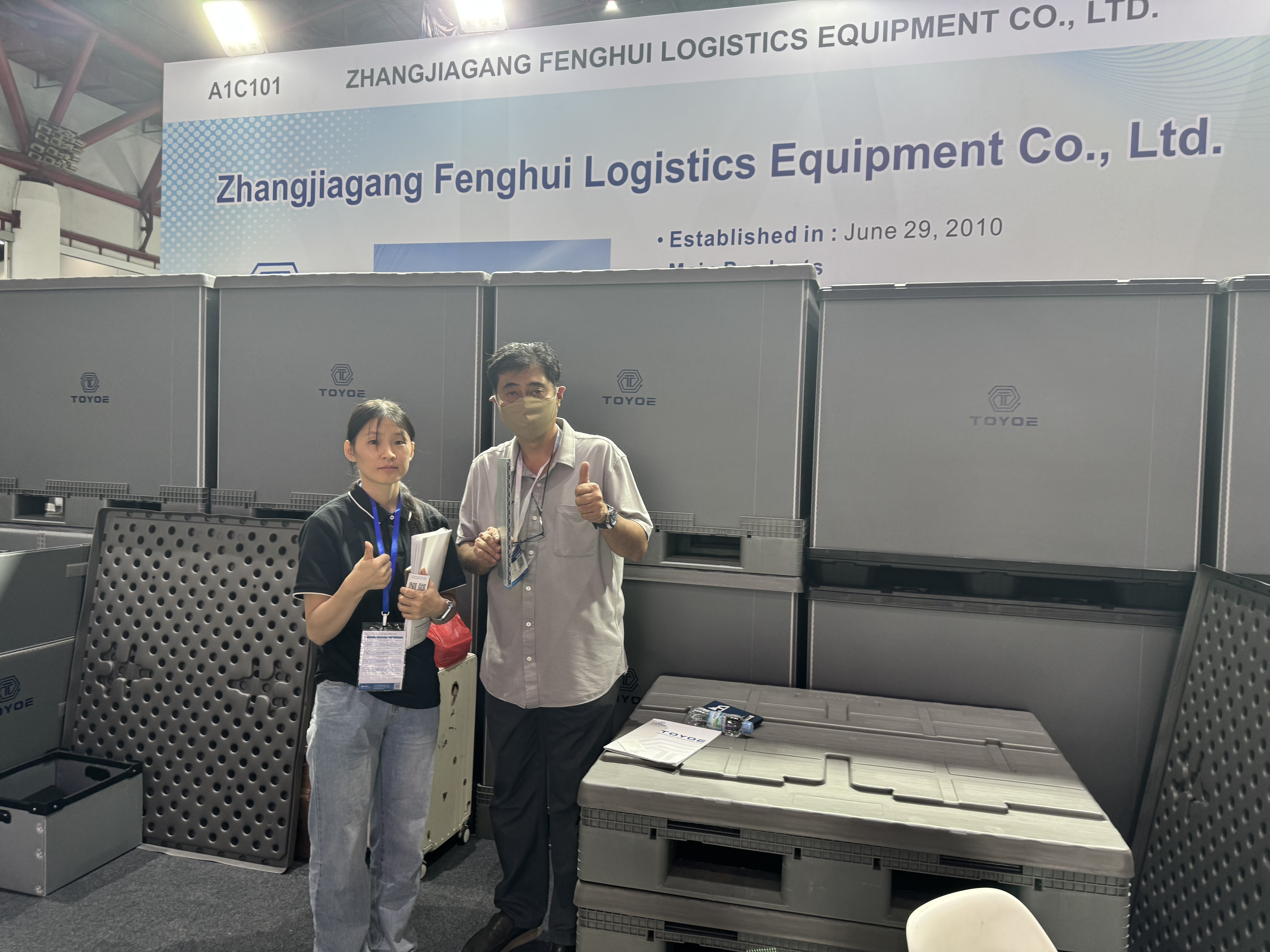 展示会での集合写真