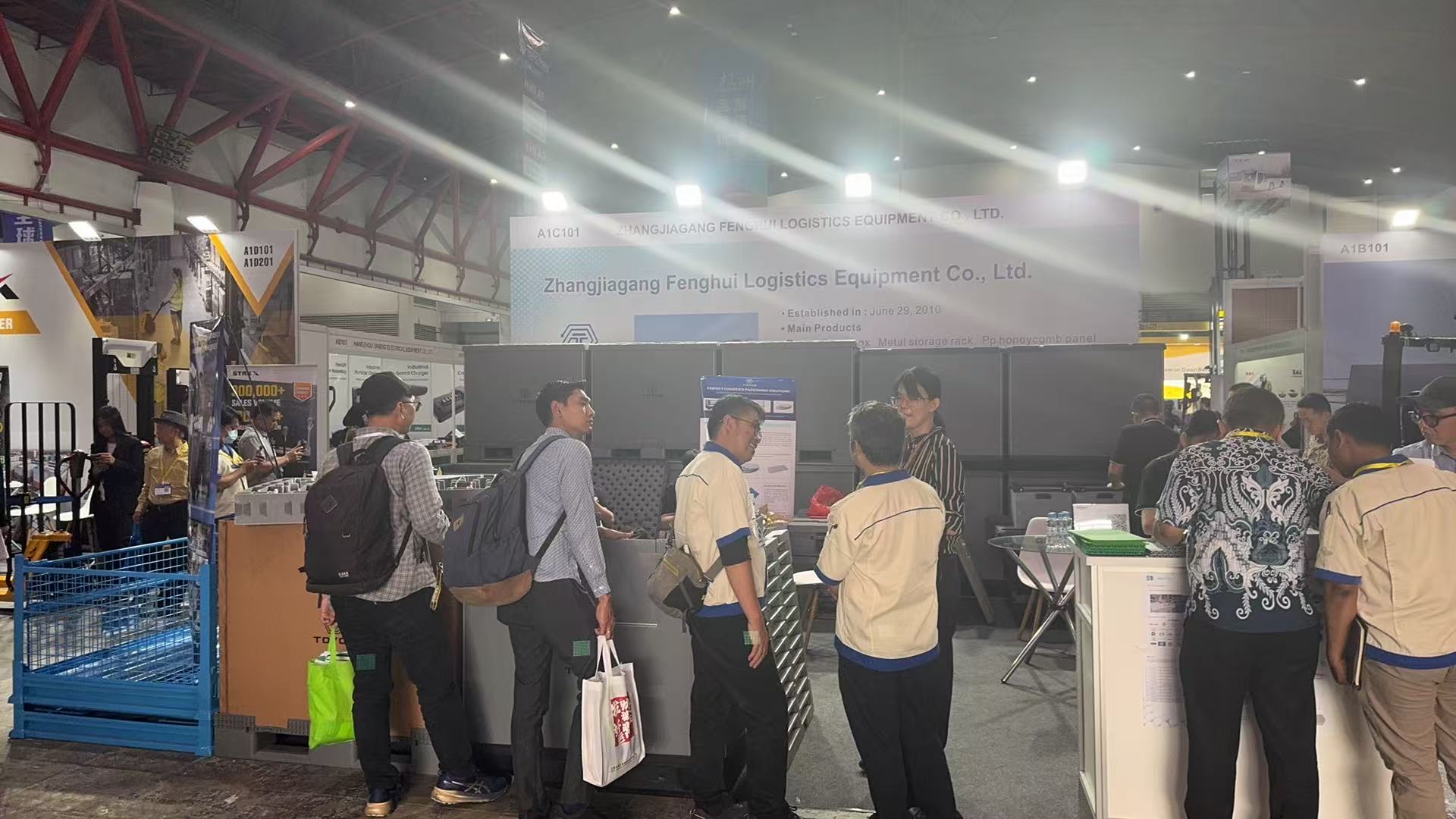 展示会のお客様の集合写真